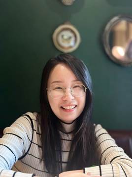 微笑的女人描述已自动生成